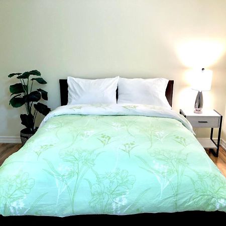 Cozy & Convenient 2-Bedroom Apartment With Private Entrance Торонто Экстерьер фото