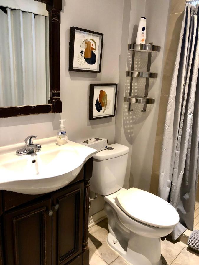 Cozy & Convenient 2-Bedroom Apartment With Private Entrance Торонто Экстерьер фото