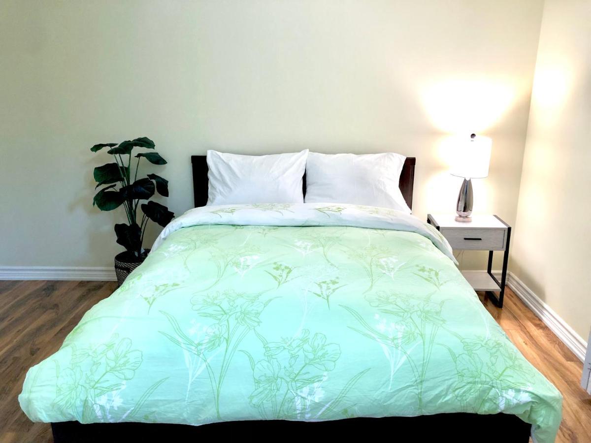 Cozy & Convenient 2-Bedroom Apartment With Private Entrance Торонто Экстерьер фото